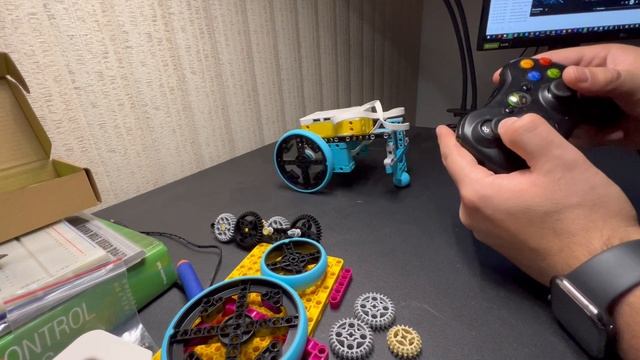 SPIKE Prime Remote Control Via Bluetooth (Windows) смотреть онлайн