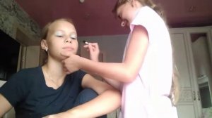 МОЯ МЛАДШАЯ СЕСТРА ДЕЛАЕТ МНЕ МАКИЯЖ💄👝👓