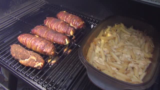 НЕУДАЧНЫЙ МАК&ЧИЗ, БОМБЕЗНЫЕ КУРИНЫЕ РУЛЕТЫ И КОПЧЕНАЯ ЦВЕТНАЯ КАПУСТА В СМОКЕРЕ OKLAHOMA JOE!) смотреть онлайн