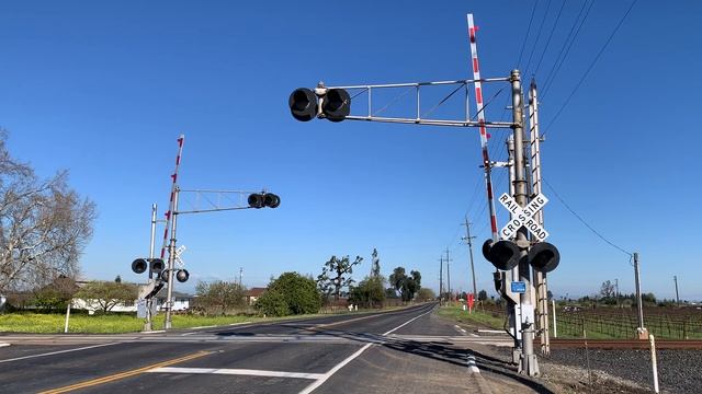 UP 9087 Manifest Freight Train South - E. Peltier Road Railroad Crossing, Acampo CA смотреть онлайн
