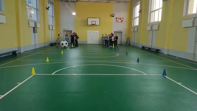 Цікаві естафети та ігри з великими надувними м'ячами. смотреть онлайн