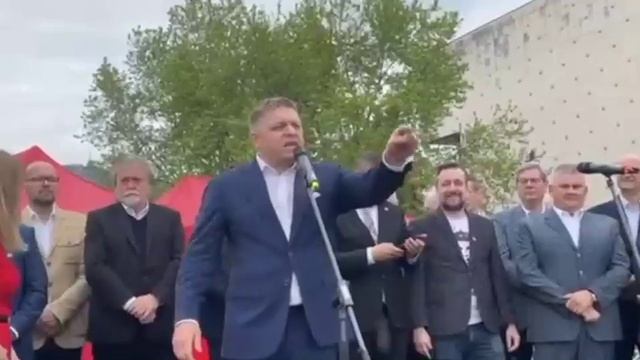 Po Blahovom hecovaní ľudia vulgárne nadávali prezidentke, vedenie Smeru sa smialo. смотреть онлайн