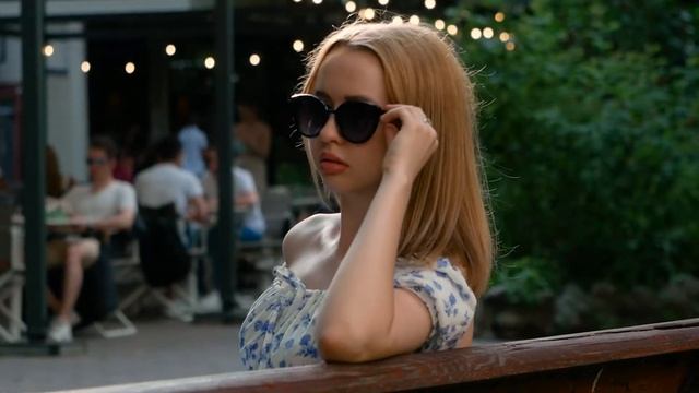 Видео портрет (Two Feet - You?) смотреть онлайн