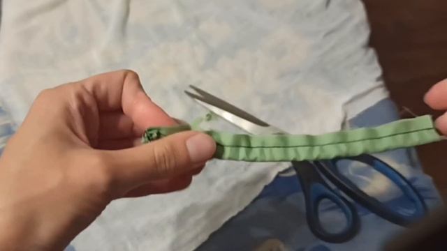 Как легко и быстро вывернуть узкую полоску ткани (бретель, шлëвку) (видео)