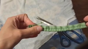 Как легко и быстро вывернуть узкую полоску ткани (бретель, шлëвку) (видео)