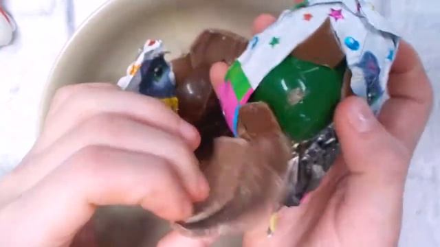 СТРАШНЕНЬКИЕ ИГРУШКИ. Коробки с шоколадными яйцами. Забавный сюрприз и Лапусики смотреть онлайн