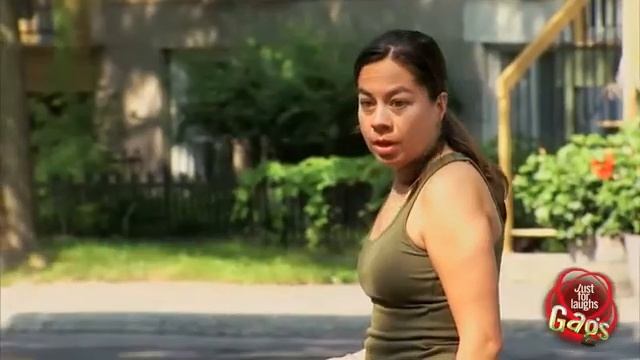 Hungry Gorilla Attack Prank смотреть онлайн
