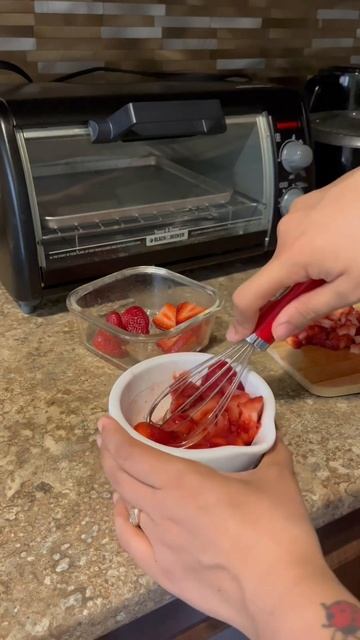 Make Korean strawberry milk! It tastes like ice cream #delicious #drink #strawberry #dessert #easy смотреть онлайн