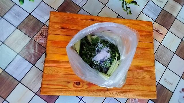 Хрустящие, ароматные огурцы. Маринуем огурцы за 15 минут, быстро, просто и вкусно 😋 #рецепты смотреть онлайн