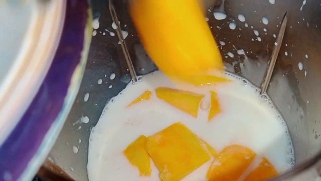 Fresh Mango Juice 🥭 Roadside Drink Ice Mango Milkshake | Karachi Street | Summer Drinks recipe смотреть онлайн
