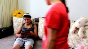 Артем НЕ ХОЧЕТ ПОМОГАТЬ убирать Ирочка все делает ОДНА For kids children