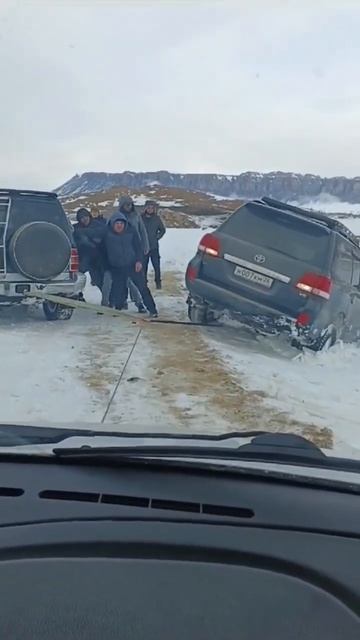 Лебедка pro top 8000 спасает тойоту шнивой #4х4 #offroad #авто #кбр #шнива #тюнинг смотреть онлайн