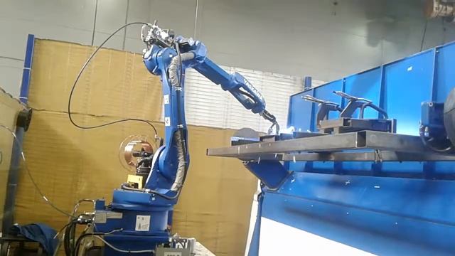 Автомат сварка стали .Японский робот.