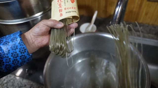 【农村四哥】四哥自制鱼竿钓大货，收获3斤多银鳕鱼，回家清蒸一盘，鲜嫩美味 смотреть онлайн