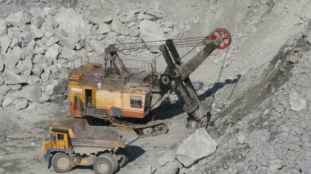 «ЖЕЛЕЗНЫЕ МОНСТРЫ» в карьере ЭКГ-5А и БелАЗ-7548 смотреть онлайн