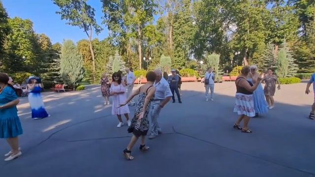 ТЬІ ЖЕНЩИНА МОЯ, КОТОРУЮ ЛЮБЛЮ Я ОЧЕНЬ 💔 ТАНЦЬІ В ПАРКЕ ГОРЬКОГО 💔ХАРЬКОВ💔 АВГУСТ 2023 смотреть онлайн