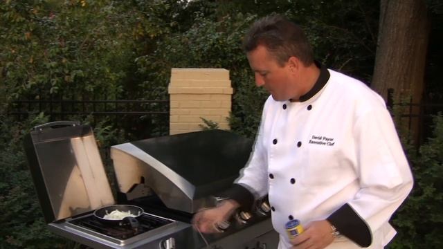 Gourmet Sirloin Burger Topped with Caramelized Onions and Blue Cheese смотреть онлайн