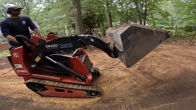 Spreading topsoil with Toro Dingo TX 1000 смотреть онлайн