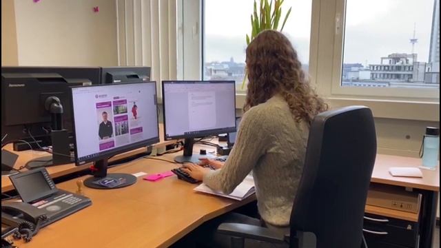 A day between swimming pool and office | Evonik смотреть онлайн