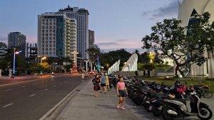 Приехали в Нячанг, 5 утра, на набережной уже народу...