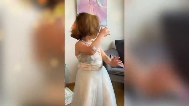 Video for kids. Princess dress up time with Chloe! Хлоя наряжается в принцессу! смотреть онлайн