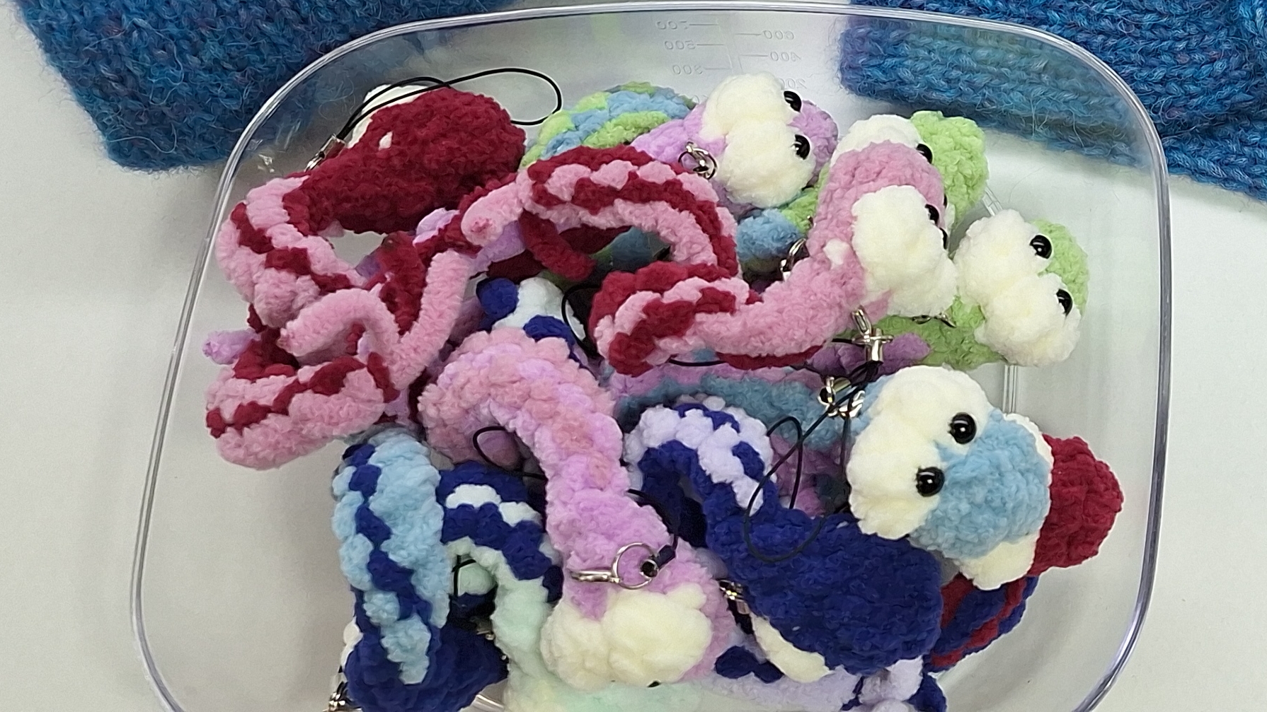 МК змееныш крючком// Как связать маленькую змейку// Змейка легко и просто// Мастер-класс смотреть онлайн