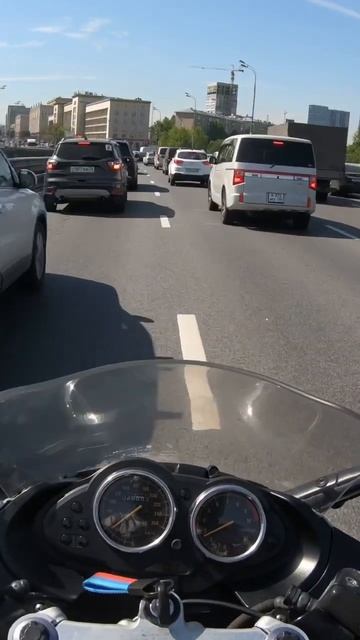И снова пробки в Москве! Зачем еще покупать мотоцикл?! BMW R1100S #мотомосква #bmwmoscow смотреть онлайн