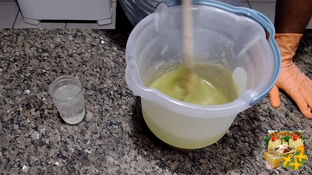 Com 500 ml de óleo 7colheres de soda cáustica 99% fiz 9 litros de sabão líquido glicerinado de limã смотреть онлайн
