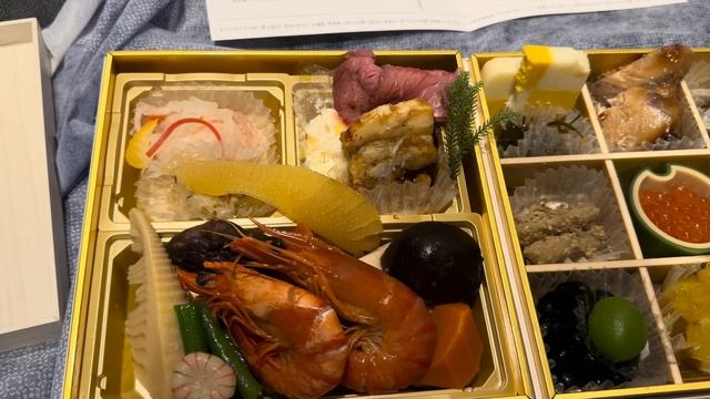 Staying at a Capsule Hotel Inside an Internet Café, New Year's Feast - Ultimate 7-11 Cuisine смотреть онлайн