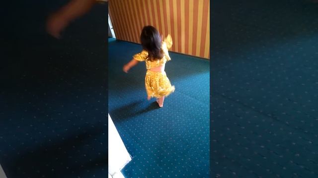 2летняя девочка танцует восточный смотреть онлайн