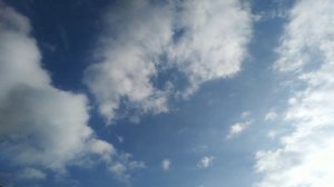 Облака плывут по небу