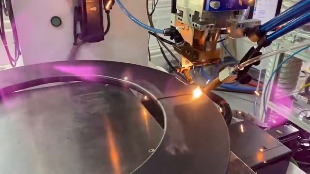 2000W fiber handheld laser welding machine with wire feeder Automatic fiber laser welding machine смотреть онлайн