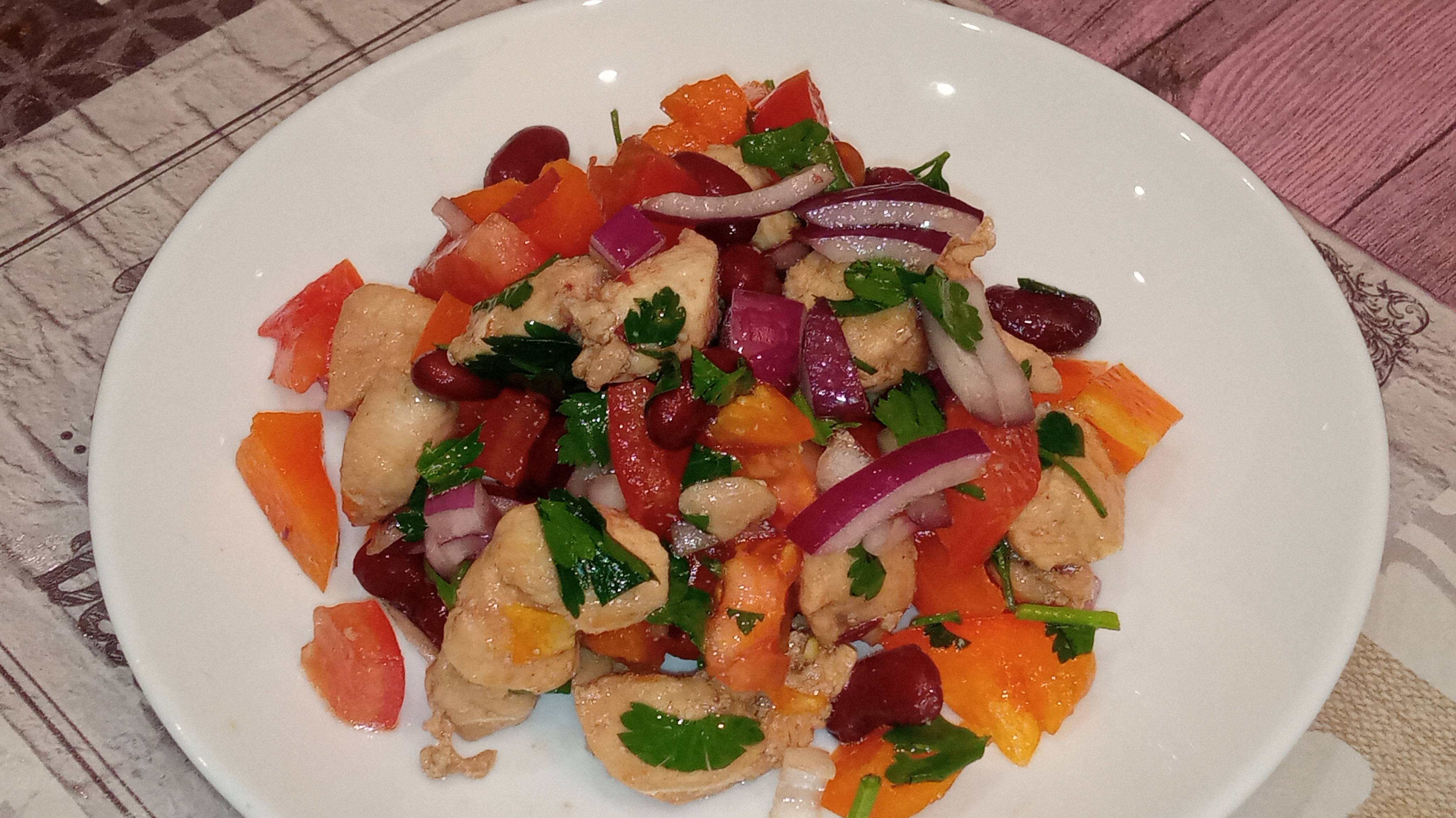 Лёгкий салат с красной фасолью