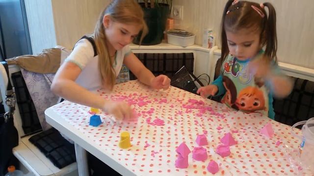 Строим замок из кенетического песка! С разными формачками ))) смотреть онлайн
