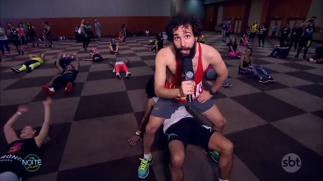 Murilo Couto visita a Feira Fitness | The Noite (19/05/17) смотреть онлайн