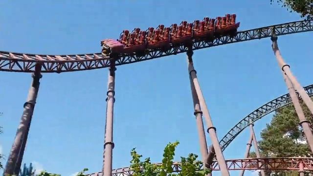 Alton Towers Dark Forest home to Thirteen & Rita Queen of Speed Rollercoasters arriving by Skyride смотреть онлайн