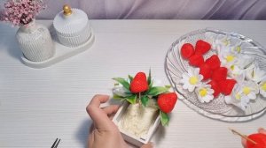 Сборка букета из клубники и ромашек от формадела Emerald Molds в гипсовом кашпо/ Мыловарение