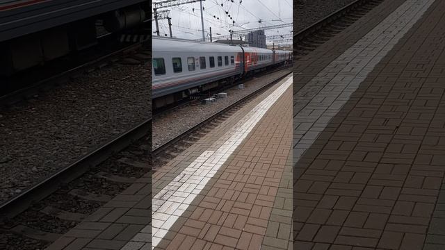 Тепловоз ТЭМ18ДМ-1805 убирает состав поезда 69 Липецк-Москва и ЭП20-077 в хвосте смотреть онлайн