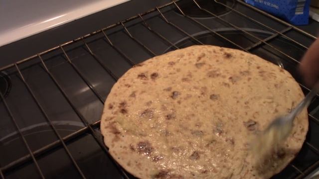 What's Cooking With The Bear? Spinach Alfredo and Garlic Cheese Bread Sticks. #easypasta #easymeal смотреть онлайн