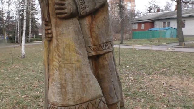 Деревянные Скульптуры Уходящие Корнями Глубоко в Землю . смотреть онлайн