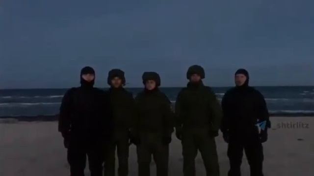 Ничего необычного, просто бойцы в форме ФСБ и ВС РФ поют гимн Украины где-то на оккупирова... смотреть онлайн