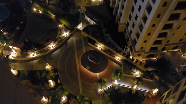 Отель Amwaj Rotana JBR Dubai вид с балкона вечером. смотреть онлайн