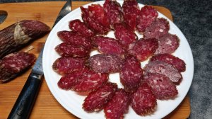 Моя домашняя САЛЯМИ. Порезала колбаску сыровяленую в домашних условиях