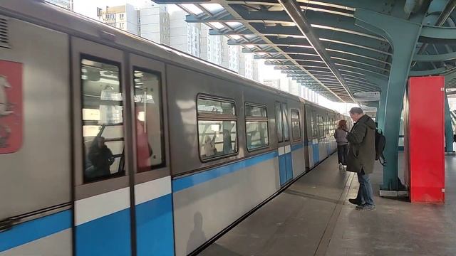 поезд на станции метро Улица Скобелевская смотреть онлайн