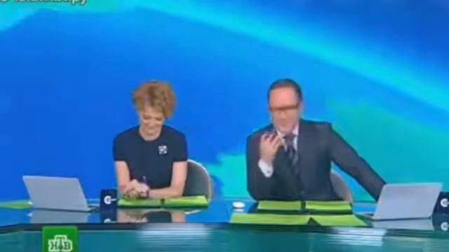 Ведущий не может сдержать смех, УГАР дня смотреть онлайн