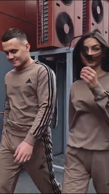 Бархатный костюм Adidas. Подойдет как для вас, так и для вашей половинки. Цена 3999р смотреть онлайн
