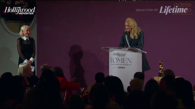Adele recebendo o prêmio “Sherry Lansing Leadership” no “Women In Entertainment” da THR смотреть онлайн