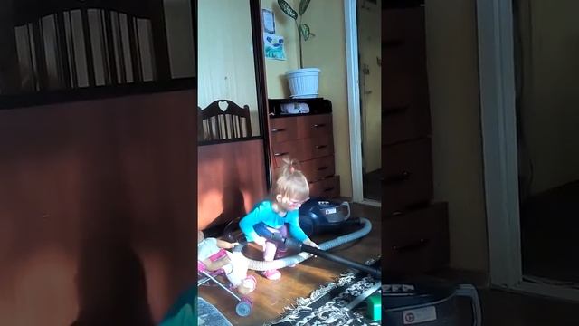 Вика Пылесосить