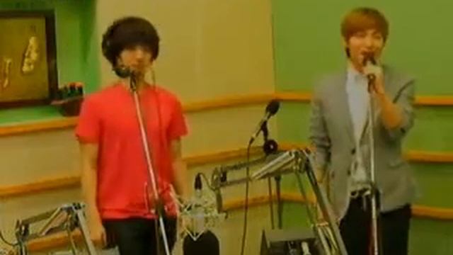 [cut] 110523 Yesung & Eeteuk singing 'Cooking Cooking' @ Kiss The Radio смотреть онлайн