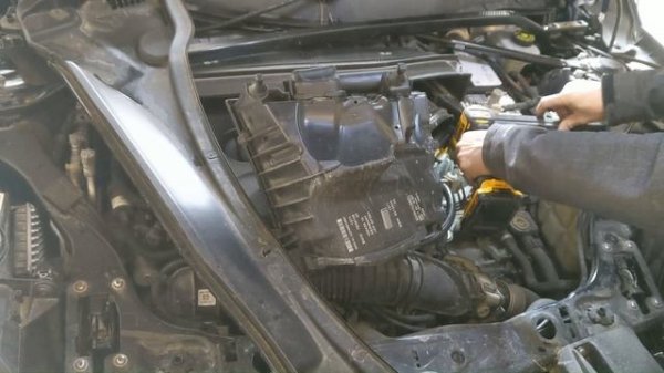 F60 Mini Cooper Countryman JCW: Battery Replacement